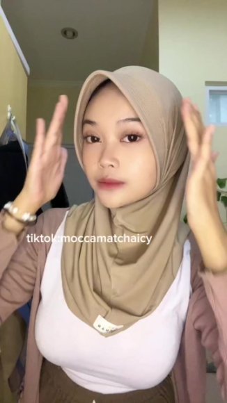 Cewek Jilbab Dientot dari Belakang di Bawah Meja