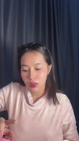 Janda Sange Main Dildo di Kamar di Taman Belakang