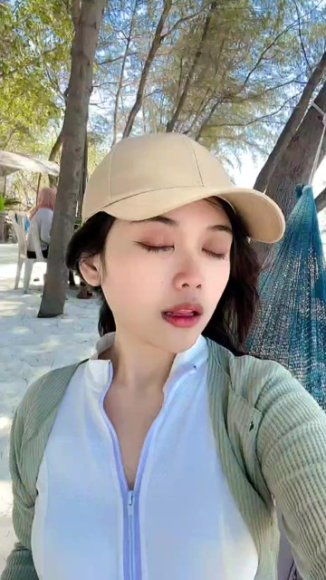 Tante Bohay Minta Dientot Keras di Meja Belajar