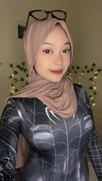 Cewek Genit Rekam Sambil Coli di Bawah Meja