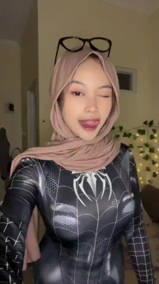 Cewek Kacamata Minta Dientot Keras di Bawah Meja