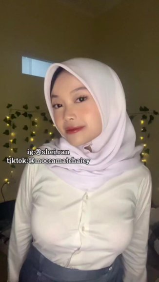 Tante Bohay Minta Dientot Keras di Sofa