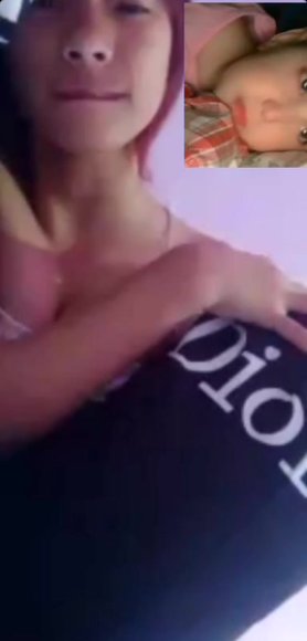 Cewek Jilbab Ngangkang Lebar Live di Sofa