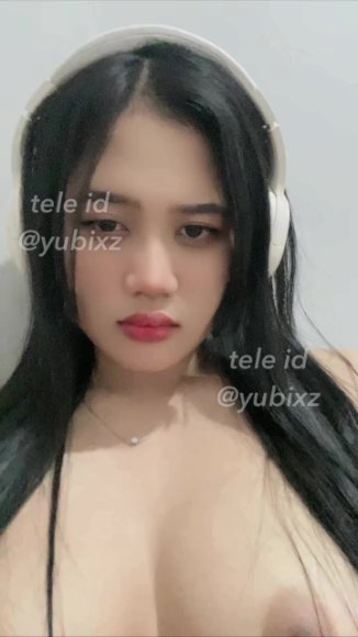 Janda Sange Main Dildo di Kamar di Bawah Meja