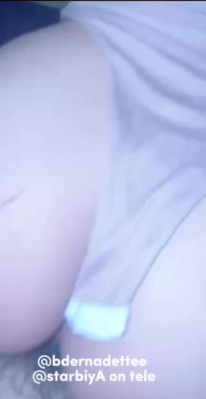Cewek SMA Main Dildo di Kamar di Taman Belakang