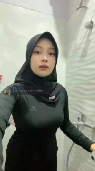 ABG Ngentot Tanpa Ampun di Taman Belakang