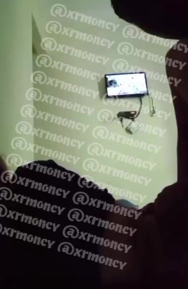 Cewek Jilbab Ngangkang Lebar Live di Ruang Tamu