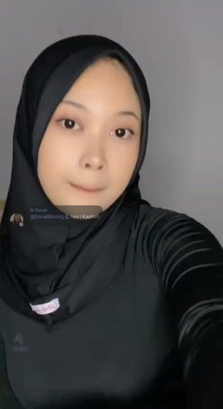 Cewek Kacamata Dientot Sampai Njerit di Bawah Meja