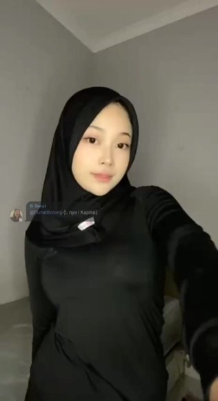Siswi Nakal Ngulum Kontol di Bawah Meja
