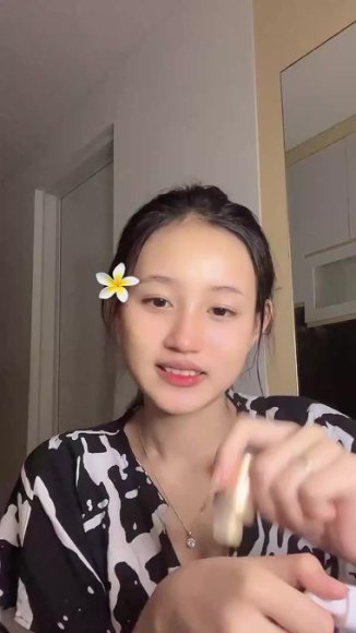 Cewek Kacamata Main Dildo di Kamar di Taman Belakang