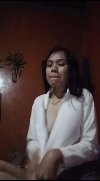 Cewek Genit Ngangkang Lebar Live di Meja Belajar