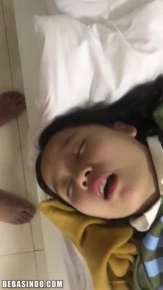 Janda Sange Disetubuhin Diam-diam di Bawah Meja