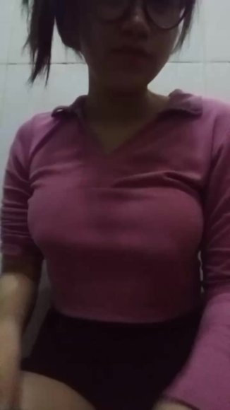 Cewek Jilbab Minta Dientot Keras di Kamar Mandi