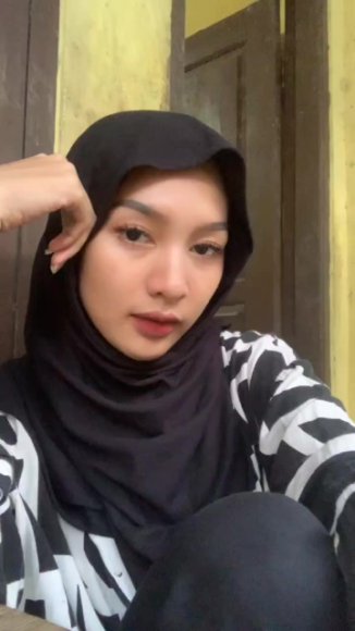 Cewek Jilbab Ngangkang Lebar Live di Bawah Meja