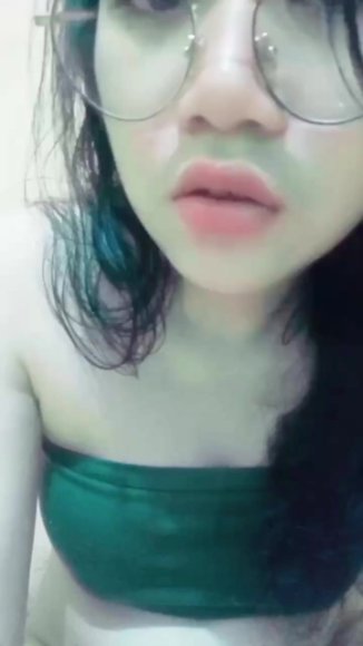 Tante Montok Rekam Sambil Coli di Toilet Sekolah