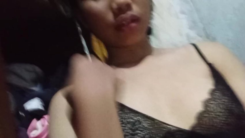 Tante Bohay Ngulum Kontol di Bawah Meja