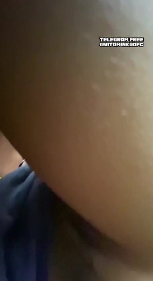 Cewek Kacamata Ngangkang Lebar Live di Kamar Kos