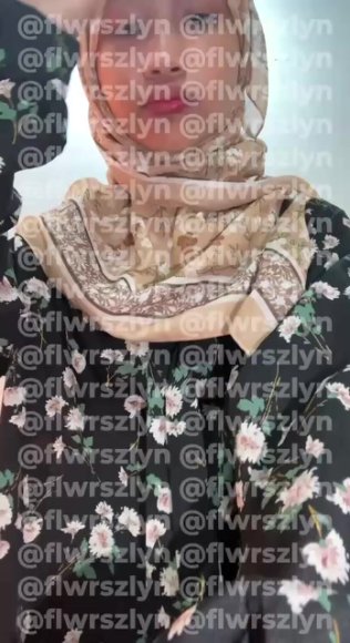 Janda Sange Dientot dari Belakang di Bawah Meja