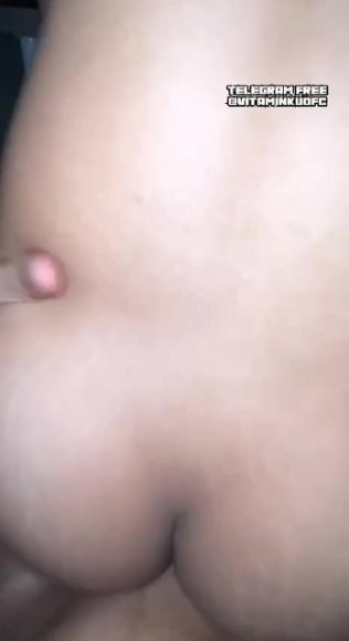 Mbak Binal Main Dildo di Kamar di Meja Belajar