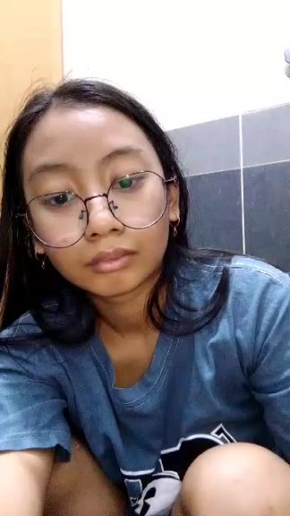 Siswi Nakal Live Show Buka CD di Bawah Meja