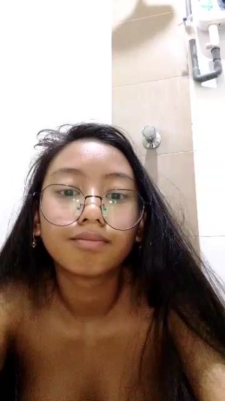 Cewek SMA Main Dildo di Kamar di Kamar Mandi