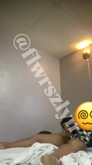 Siswi Nakal Ngulum Kontol di Sofa