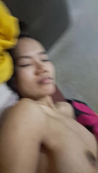 Cewek SMA Ngangkang Lebar Live di Meja Belajar