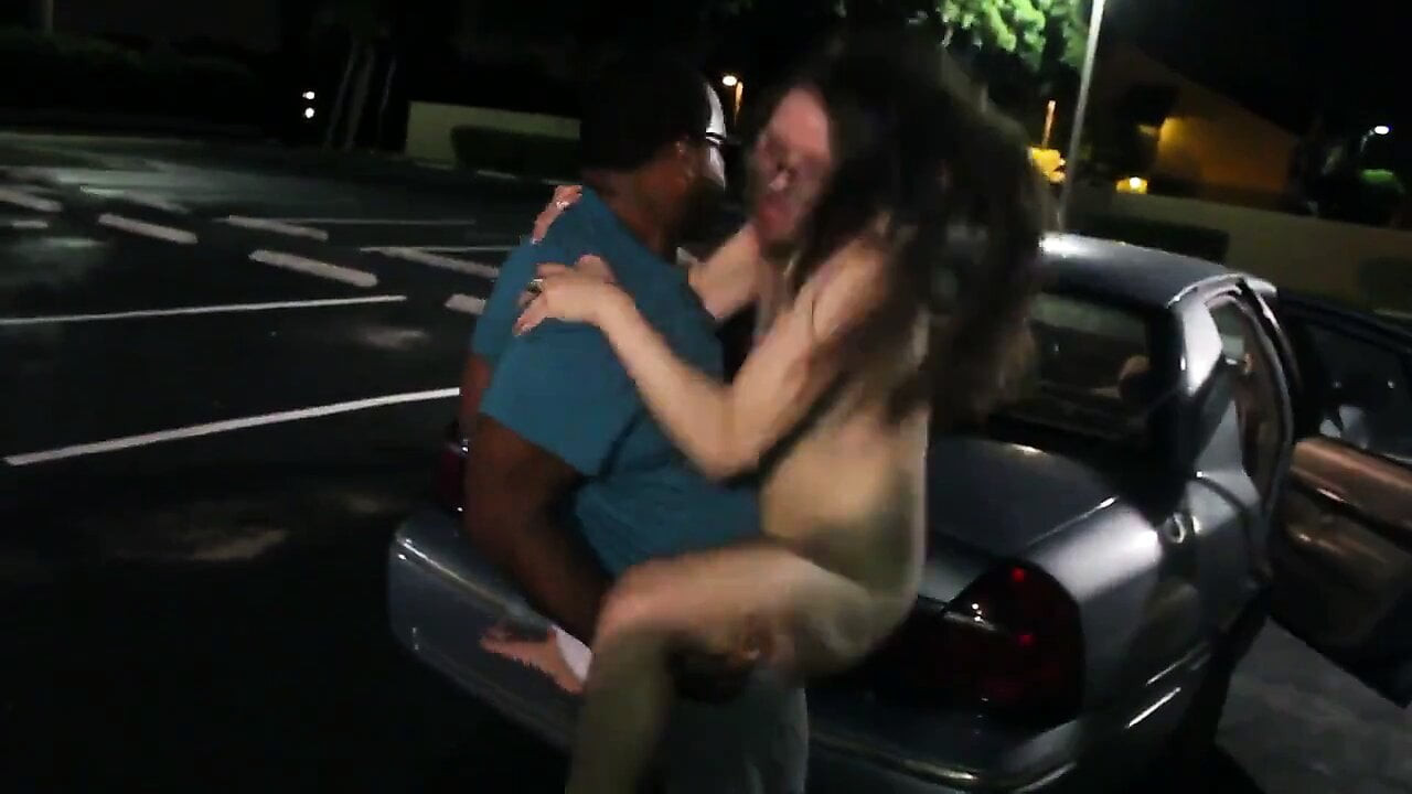 cewek kuliahan inggris 18 tahun yang terangsang menikmati bbc di luar ruangan