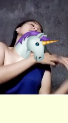 Siswi Nakal Ngulum Kontol di Bawah Meja
