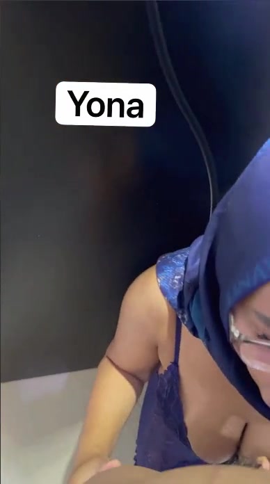 Tante Yona hijab nyepong depan pintu - PoopHD