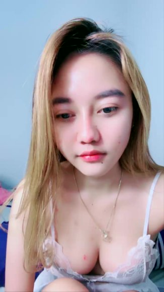 Cewek Genit Ngentot Tanpa Ampun di Bawah Meja