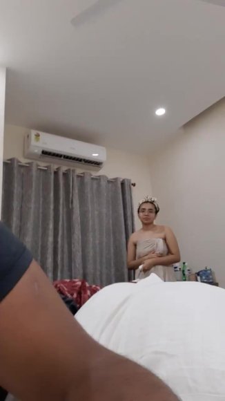Cewek Kacamata Main Dildo di Kamar di Kamar Mandi