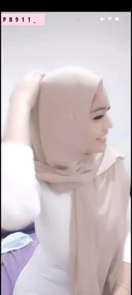 Cewek Genit Live Show Buka CD di Sofa