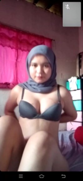Cewek Kacamata Colmek Brutal di Bawah Meja