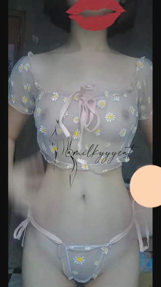 Siswi Nakal Ngulum Kontol di Meja Belajar