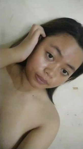 Tante Montok Ngulum Kontol di Bawah Meja