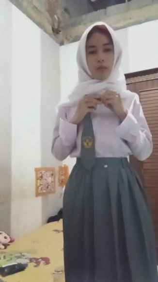 Siswi Nakal Live Show Buka CD di Ruang Tamu