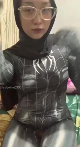 Cewek Kacamata Ngulum Kontol di Meja Belajar