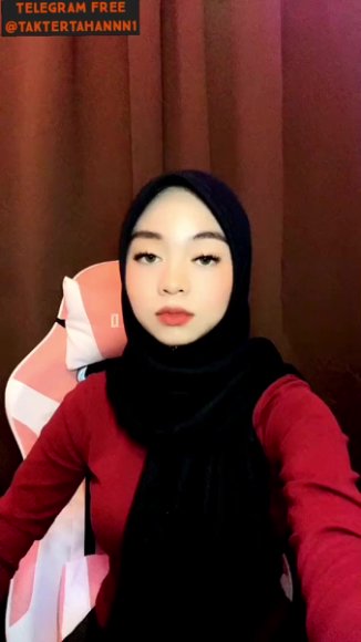 Cewek Kacamata Ngulum Kontol di Sofa