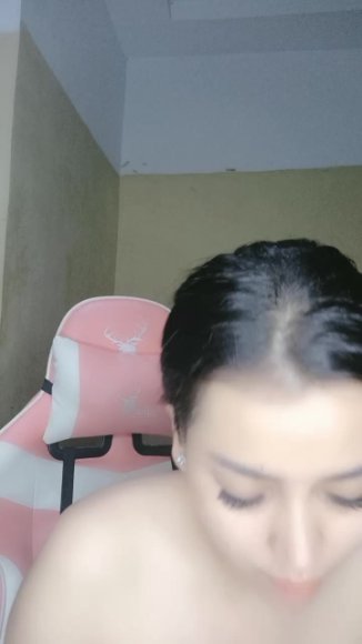 Tante Bohay Rekam Sambil Coli di Meja Belajar