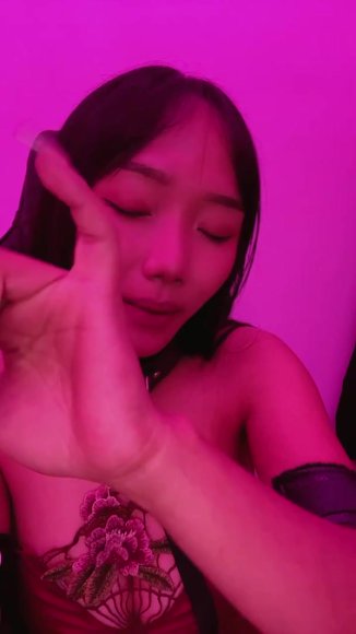 Mbak Binal Ngentot Tanpa Ampun di Bawah Meja