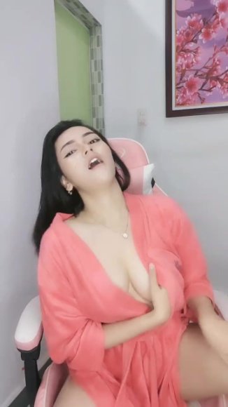 Tante Montok Ngangkang Lebar Live di Dapur