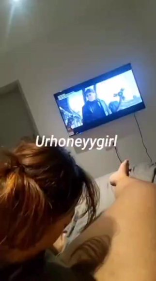 Tante Montok Live Show Buka CD di Bawah Meja