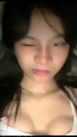 Cewek Genit Live Show Buka CD di Meja Belajar