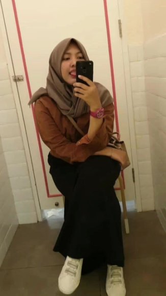 Cewek Genit Colmek Brutal di Taman Belakang