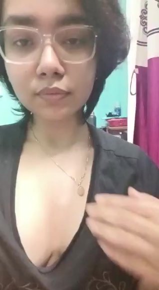 Tante Montok Ngangkang Lebar Live di Meja Belajar
