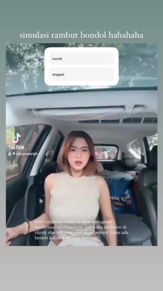 Cewek Kacamata Ngangkang Lebar Live di Sofa