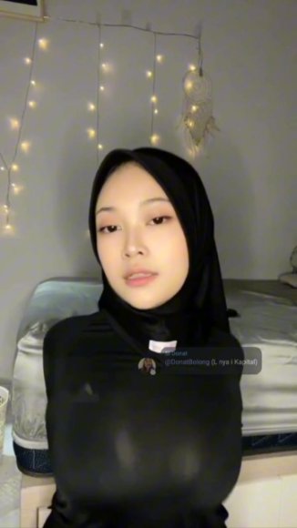 Cewek Jilbab Live Show Buka CD di Kamar Mandi
