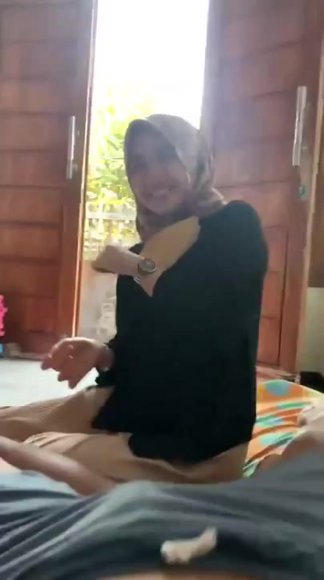 Cewek Jilbab Ngentot Tanpa Ampun di Taman Belakang