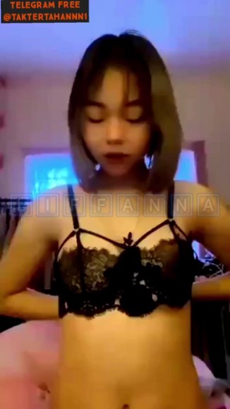 Siswi Nakal Live Show Buka CD di Bawah Meja